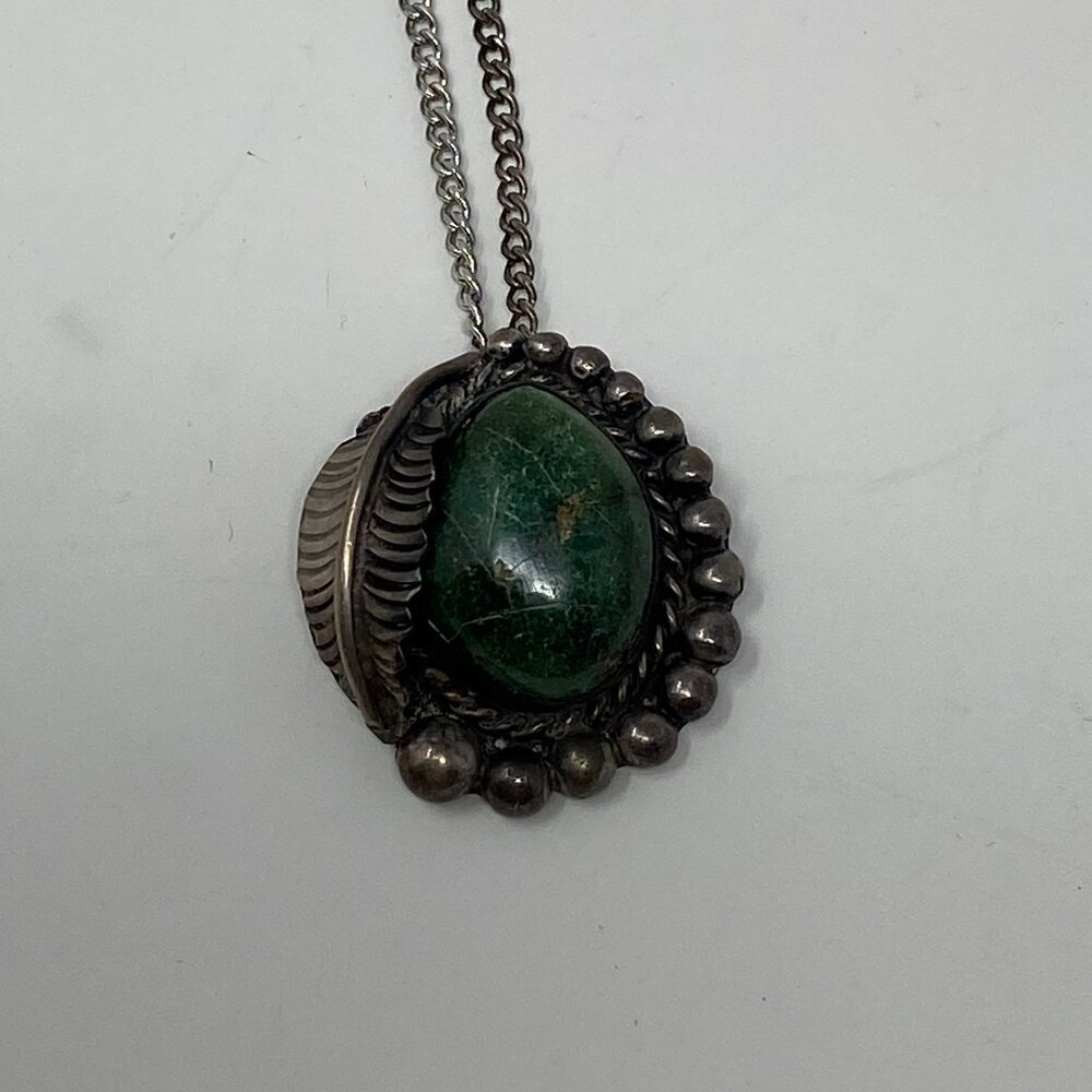 vintage unbranded chain necklace with green stone